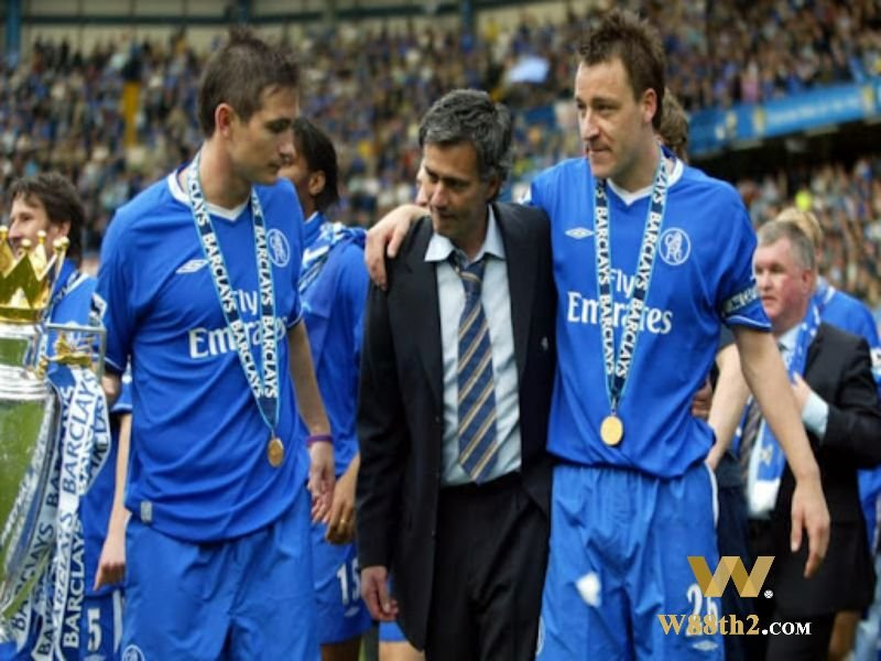 Frank Lampard กับโค้ชโชเซ่ มูรินโญ่ และจอห์น เทอร์รี่ เมื่อคว้าแชมป์พรีเมียร์ลีกในฤดูกาล (2004-2005)